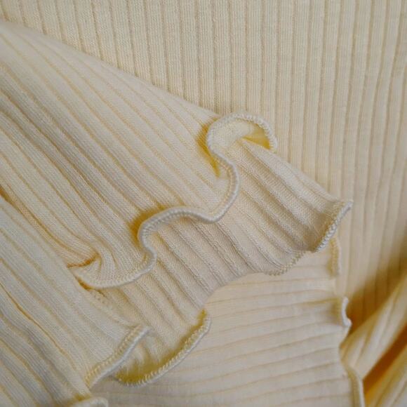 GAP Ribbed Tee Size Small Tall Yellow Lettuce Edge Short Sleeve Plunge Neckline - Picture 3 of 5